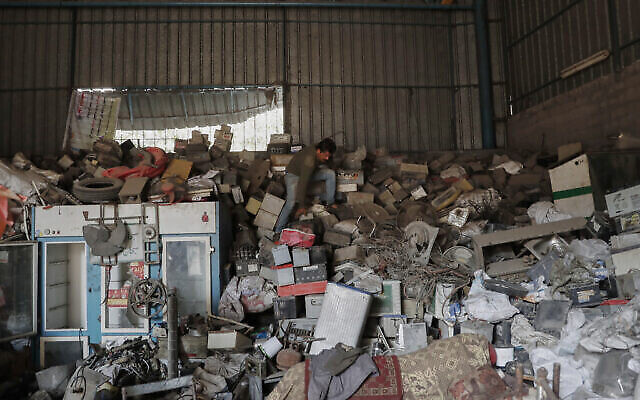 Un travailleur palestinien cherche des piles parmi d'autres déchets électriques dans un entrepôt à Jebaliya, dans la bande de Gaza, mercredi 15 décembre 2021. Dans un territoire souffrant de pannes de courant chroniques, les piles sont nécessaires pour faire fonctionner la plupart des foyers de Gaza. Mais d'énormes monticules de piles usagées s'accumulent dans des décharges extérieures improvisées, constituant une menace pour la santé publique et l'environnement. (AP Photo/Adel Hana) Un travailleur palestinien cherche des piles parmi d'autres déchets électriques dans un entrepôt à Jebaliya, dans la bande de Gaza, mercredi 15 décembre 2021. Dans un territoire souffrant de pannes de courant chroniques, les piles sont nécessaires pour faire fonctionner la plupart des foyers de Gaza. Mais d'énormes monticules de piles usagées s'accumulent dans des décharges extérieures improvisées, constituant une menace pour la santé publique et l'environnement. (AP Photo/Adel Hana)