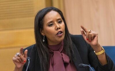 La ministre de l'Immigration et de l'Absorption Pnina Tamano-Shata Pnina Tamano-Shata à la Knesset, à Jérusalem, le 15 novembre 2021. (Crédit : Yonatan Sindel/Flash90)