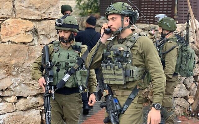 Les forces de Tsahal sur les lieux d'une attaque à l'arme blanche près de la colonie de Kiryat Arba en Cisjordanie, le 18 janvier 2020. (Bureau du porte-parole de Tsahal) Les forces de Tsahal sur les lieux d'une attaque à l'arme blanche près de la colonie de Kiryat Arba en Cisjordanie, le 18 janvier 2020. (Bureau du porte-parole de Tsahal)