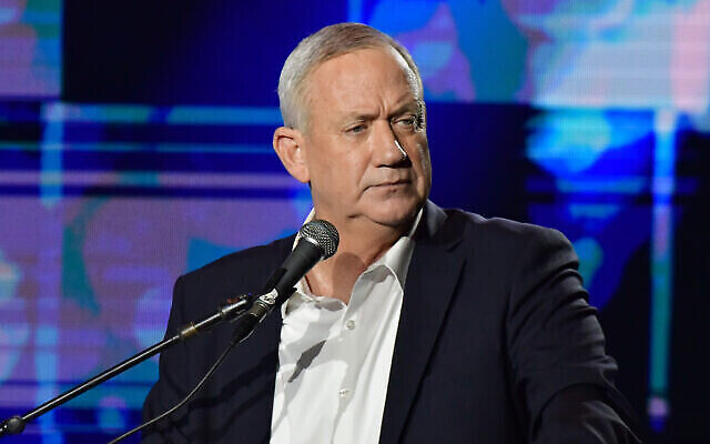 Le ministre de la Défense Benny Gantz s'exprime lors d'une cérémonie en l'honneur des soldats blessés, à Tel Aviv, le 21 novembre 2021. (Tomer Neuberg/Flash90)