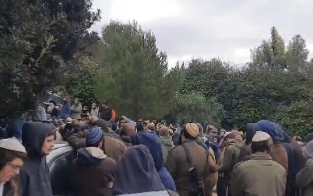 Les funérailles de Yehuda Dimentman le 17 décembre 2021, un jour après qu'il ait été tué dans une attaque par balles dans le nord de la Cisjordanie. (Capture d'écran vidéo)