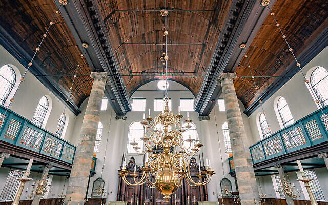 Une vue de l'intérieur de la synagogue portugaise à Amsterdam, qui fait partie du quartier culturel juif de la ville. (Crédit : Bas de Brouwer/JTA) Une vue de l'intérieur de la synagogue portugaise à Amsterdam, qui fait partie du quartier culturel juif de la ville. (Crédit : Bas de Brouwer/JTA)