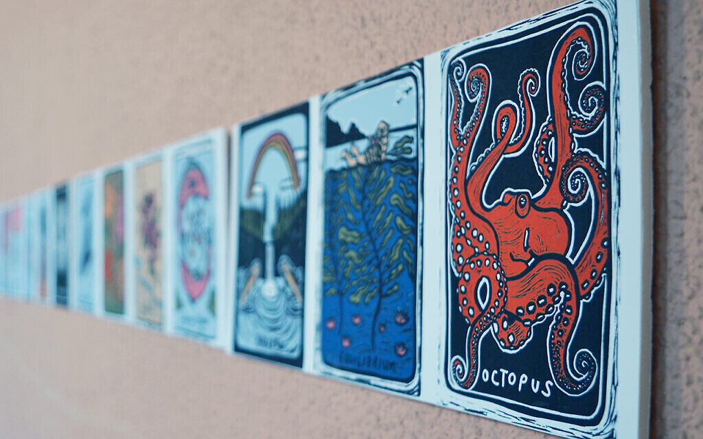 Les cartes de tarot inspirées de la Torah d'Ava Sayaka Rosen exposées à LABAlive, un événement organisé par le JCC East Bay, le 7 novembre 2021. (Communauté juive d'East Bay/ via JTA)