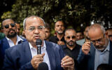 ]Le député Ahmad Tibi prend la parole lors d'une manifestation devant la Knesset à Jérusalem, le 5 juillet 2021. (Yonatan Sindel/Flash90)