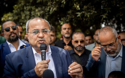 ]Le député Ahmad Tibi prend la parole lors d'une manifestation devant la Knesset à Jérusalem, le 5 juillet 2021. (Yonatan Sindel/Flash90)