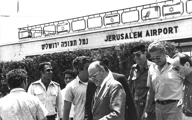 Le Premier ministre Menachem Begin, au centre, le ministre de la Défense Ezer Weizmann, deuxième à droite, et d'autres responsables israéliens reviennent à l'aéroport d'Atarot depuis des pourparlers en Égypte avec le président Anwar Sadat, le 12 juillet 1978. (Crédit : Eliyahu Hershkowitz)