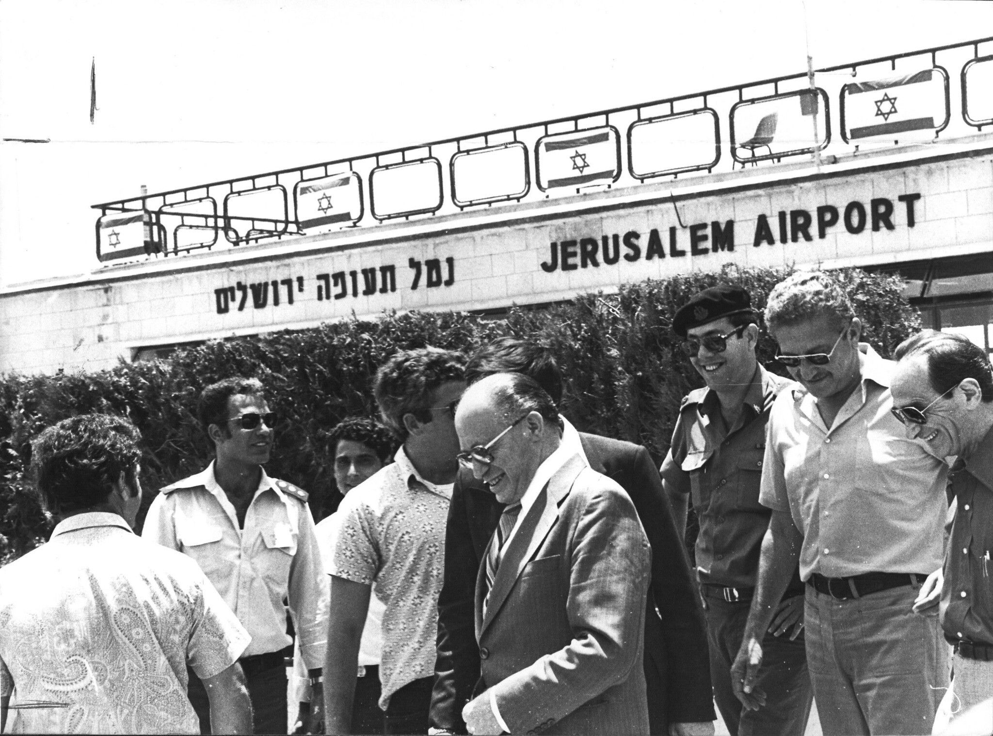 Le Premier ministre Menachem Begin, au centre, le ministre de la Défense Ezer Weizmann, deuxième à droite, et d'autres responsables israéliens reviennent à l'aéroport d'Atarot depuis des pourparlers en Égypte avec le président Anwar Sadat, le 12 juillet 1978. (Crédit : Eliyahu Hershkowitz) Le Premier ministre Menachem Begin, au centre, le ministre de la Défense Ezer Weizmann, deuxième à droite, et d'autres responsables israéliens reviennent à l'aéroport d'Atarot depuis des pourparlers en Égypte avec le président Anwar Sadat, le 12 juillet 1978. (Crédit : Eliyahu Hershkowitz)