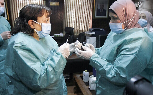 Des agents de santé palestiniens dans un hôpital de la ville de Naplouse, en Cisjordanie, où des agents de santé ont été vaccinés contre le coronavirus (COVID-19) plus tôt dans la journée, après la livraison de doses de vaccin par Israël, le 3 février 2021. (Nasser Ishtayeh/Flash90) Des agents de santé palestiniens dans un hôpital de la ville de Naplouse, en Cisjordanie, où des agents de santé ont été vaccinés contre le coronavirus (COVID-19) plus tôt dans la journée, après la livraison de doses de vaccin par Israël, le 3 février 2021. (Nasser Ishtayeh/Flash90)
