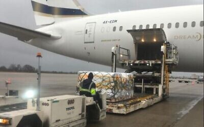 Le premier envoi de pilules Paxlovid de Pfizer est déchargé d'un avion à l'aéroport Ben Gourion, le 30 décembre 2021 (Crédit : Autorisation)