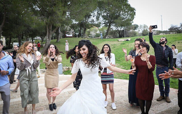 Hananel Even Hen et Shiran Habush célèbrent leur mariage dans un parc public de la colonie d'Efrat, à Gush Etzion, le 15 mars 2020. (Gershon Elinson/Flash90)
