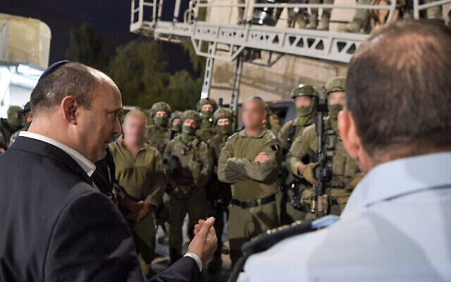 Le Premier ministre Naftali Bennett visite l'unité de police Yamam le 1er décembre 2021. (Kobi Gideon / GPO) Le Premier ministre Naftali Bennett visite l'unité de police Yamam le 1er décembre 2021. (Kobi Gideon / GPO)