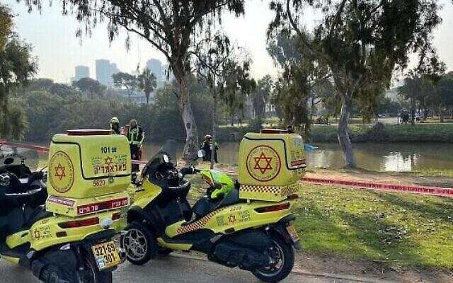 La scène où le corps d'un homme a été retrouvé dans la rivière Yarkon à Tel Aviv le 29 décembre 2021. (Magen David Adom) La scène où le corps d'un homme a été retrouvé dans la rivière Yarkon à Tel Aviv le 29 décembre 2021. (Magen David Adom)