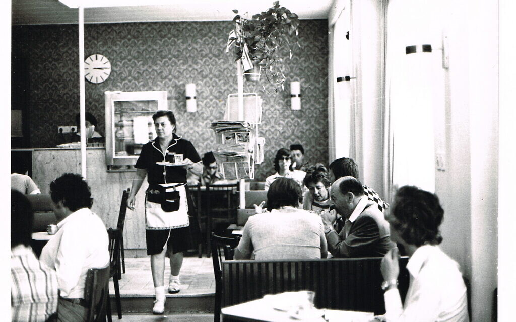 Une serveuse du Café Alaska, photo tirée de "Nes ou Turc", une exposition sur les premiers cafés de Jérusalem, au café Tmol Shilshom à Jérusalem, jusqu'au 31 décembre 2021. (Crédit : Collection privée/Autorisation)