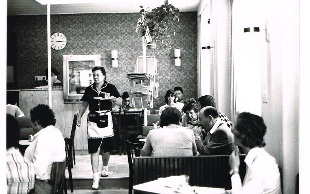 Une serveuse du Café Alaska, photo tirée de "Nes ou Turc", une exposition sur les premiers cafés de Jérusalem, au café Tmol Shilshom à Jérusalem, jusqu'au 31 décembre 2021. (Crédit : Collection privée/Autorisation)