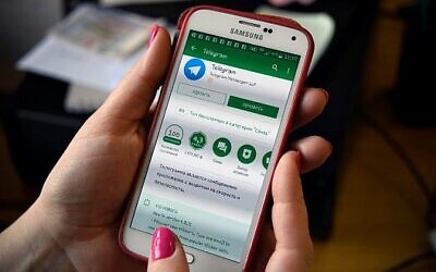 Illustration : Cette photo d'archive prise à Moscou le 6 avril 2018 montre une personne posant en tenant un smartphone avec l'application de messagerie Telegram en évidence. (AFP Photo/Alexander Nemenov)
