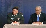 Le chef d'état-major sortant de Tsahal, Gadi Eisenkot (G), et le Premier ministre Benjamin Netanyahu assistent à une cérémonie de passation de pouvoirs au ministère de la Défense pour le nouveau chef d'état-major Aviv Kochavi, le 15 janvier 2019. (Jack Guez/AFP)