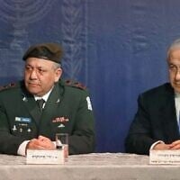 Le chef d'état-major sortant de Tsahal, Gadi Eisenkot (G), et le Premier ministre Benjamin Netanyahu assistent à une cérémonie de passation de pouvoirs au ministère de la Défense pour le nouveau chef d'état-major Aviv Kochavi, le 15 janvier 2019. (Jack Guez/AFP)