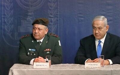 Le chef d'état-major sortant de Tsahal, Gadi Eisenkot (G), et le Premier ministre Benjamin Netanyahu assistent à une cérémonie de passation de pouvoirs au ministère de la Défense pour le nouveau chef d'état-major Aviv Kochavi, le 15 janvier 2019. (Jack Guez/AFP)