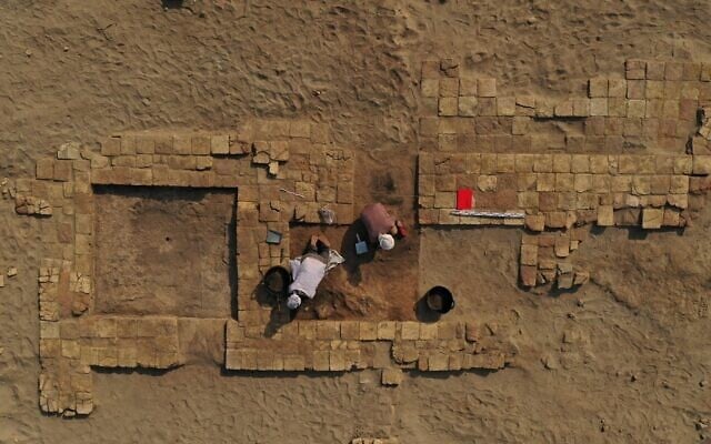 Des membres d'une délégation archéologique franco-irakienne travaillent sur une fouille sur le site de la cité-état sumérienne de Larsa, dans la région de Qatiaah, dans la province méridionale irakienne de Dhi Qar, près de la ville de Nasiriyah, le 23 novembre 2021.(Crédit : Asaad NIAZI / AFP) Des membres d'une délégation archéologique franco-irakienne travaillent sur une fouille sur le site de la cité-état sumérienne de Larsa, dans la région de Qatiaah, dans la province méridionale irakienne de Dhi Qar, près de la ville de Nasiriyah, le 23 novembre 2021.(Crédit : Asaad NIAZI / AFP)