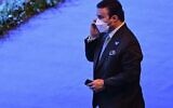 Le général de division Ahmed Nasser al-Raisi, inspecteur général au ministère de l'Intérieur des Émirats arabes unis et candidat aux élections d'Interpol de 2021, parle au téléphone le premier jour de la 89e Assemblée générale d'Interpol à Istanbul le 23 novembre 2021. (Crédit : Ozan KOSE / AFP)