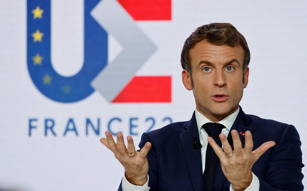 Le président français Emmanuel Macron pendant une conférence de presse sur la présidence française de l'Union européenne, le 9 décembre 2021. (Crédit :  Ludovic MARIN / various sources / AFP)
