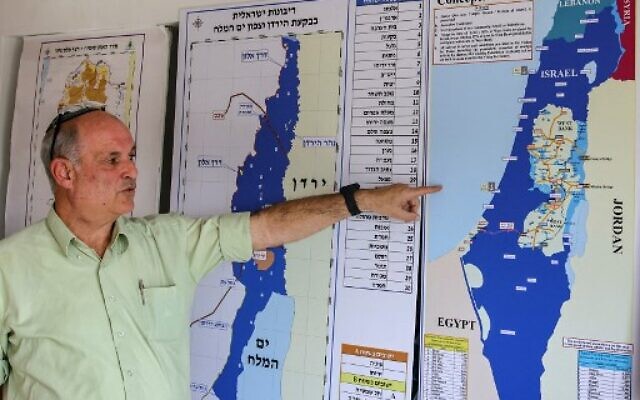Dany Tirza, 63 ans, un ancien colonel de l'armée israélienne montre une carte alors qu'il s'adresse à l'AFP dans son bureau de l'implantation juive de Kfar Adumim en Cisjordanie, le 14 décembre 2021. Crédit : Dany Tirza, 63 ans, un ancien colonel de l'armée israélienne montre une carte alors qu'il s'adresse à l'AFP dans son bureau de l'implantation juive de Kfar Adumim en Cisjordanie, le 14 décembre 2021. Crédit :