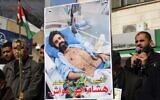 Des soutiens et des proches du prisonnier palestinien en grève de la faim Hisham Abu Hawash rassemblés pour obtenir sa libération dans son village de Dura, à l'ouest de Hébron, en Cisjordanie, le 2 janvier 2022. (Crédit :  HAZEM BADER / AFP)