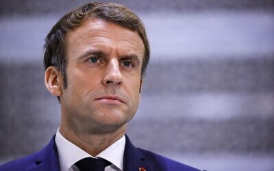 Le président français Emmanuel Macron à l'aéroport international King Abdulaziz, à Djeddah, ville côtière de la mer Rouge en Arabie saoudite, le 4 décembre 2021. (Crédit : Thomas Samson/AFP)