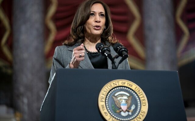 La vice-présidente américaine Kamala Harris prend la parole au Capitole américain, le 6 janvier 2022, à l'occasion de l'anniversaire de l'assaut du Capitole à Washington, DC. (Crédit : Greg Nash / POOL / AFP) La vice-présidente américaine Kamala Harris prend la parole au Capitole américain, le 6 janvier 2022, à l'occasion de l'anniversaire de l'assaut du Capitole à Washington, DC. (Crédit : Greg Nash / POOL / AFP)
