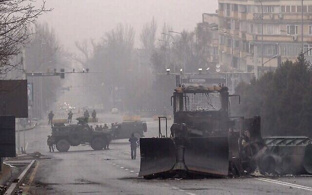 Des militaires et leurs véhicules bloquent une rue dans le centre d'Almaty, le 7 janvier 2022, après les violences qui ont éclaté à la suite de manifestations contre la hausse des prix du carburant (Abduaziz MADYAROV / AFP). Des militaires et leurs véhicules bloquent une rue dans le centre d'Almaty, le 7 janvier 2022, après les violences qui ont éclaté à la suite de manifestations contre la hausse des prix du carburant (Abduaziz MADYAROV / AFP).