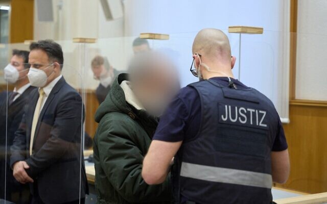 Illustration : L'ancien officier de renseignement syrien Anwar Raslan (centre) arrive dans la salle d'audience d'un tribunal de Coblence, dans l'ouest de l'Allemagne, le 13 janvier 2022, au dernier jour de son procès où il a été condamné à la prison à vie pour crimes contre l'humanité lors du premier procès mondial sur la torture d'État en Syrie. (Crédit : Thomas Frey / POOL / AFP) Illustration : L'ancien officier de renseignement syrien Anwar Raslan (centre) arrive dans la salle d'audience d'un tribunal de Coblence, dans l'ouest de l'Allemagne, le 13 janvier 2022, au dernier jour de son procès où il a été condamné à la prison à vie pour crimes contre l'humanité lors du premier procès mondial sur la torture d'État en Syrie. (Crédit : Thomas Frey / POOL / AFP)