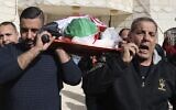 Des proches palestiniens portent le corps d'Omar As'ad, 80 ans, lors de ses funérailles ; As'ad a été retrouvé mort après avoir été arrêté et menotté lors d'un raid israélien, dans le village de Jiljilya en Cisjordanie, le 13 janvier 2022. ((JAAFAR ASHTIYEH / AFP)