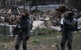 Les forces israéliennes devant les ruines d'une maison palestinienne démolie dans le quartier de Sheikh Jarrah à Jérusalem, le 19 janvier 2022. (Crédit : Ahmad Gharabli/AFP)