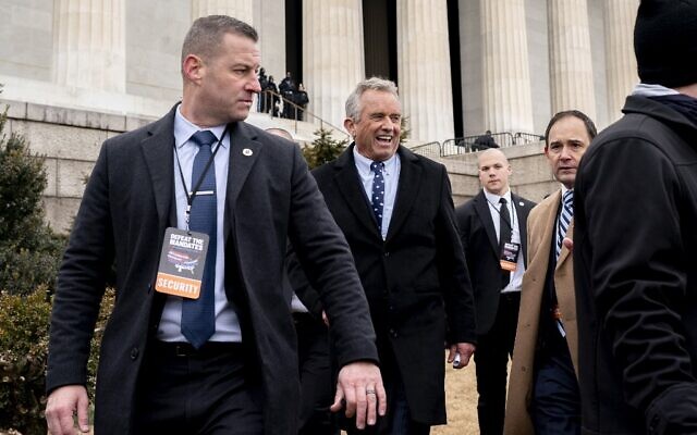 Robert F. Kennedy Jr., au centre, après avoir parlé au Lincoln Memorial lors d'un rassemblement anti-vax à Washington, le 23 janvier 2022. (Crédit : Stefani Reynolds / AFP) Robert F. Kennedy Jr., au centre, après avoir parlé au Lincoln Memorial lors d'un rassemblement anti-vax à Washington, le 23 janvier 2022. (Crédit : Stefani Reynolds / AFP)