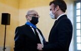 Le président français Emmanuel Macron décore de l'Ordre national du mérite Robert Hebras - le dernier survivant du massacre de 1944 - lors d'une visite dans le village d'Oradour-sur-Glane, dans le centre de la France, le 25 janvier 2022. Les troupes SS ont massacré 642 personnes à Oradour-sur-Glane le 10 juin 1944 pendant la Seconde Guerre mondiale. (Crédit : Ludovic MARIN / POOL / AFP)