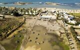 Vue aérienne de la plage de Dor, construite au-dessus du village de Tantura, où un massacre présumé d'Arabes a eu lieu après la reddition du village, au nord de la ville israélienne de Césarée, sur la côte méditerranéenne. Photo prise le 25 janvier 2022. (Crédit : JACK GUEZ / AFP)