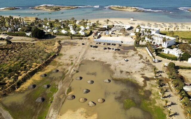 Vue aérienne de la plage de Dor, construite au-dessus du village de Tantura, où un massacre présumé d'Arabes a eu lieu après la reddition du village, au nord de la ville israélienne de Césarée, sur la côte méditerranéenne. Photo prise le 25 janvier 2022. (Crédit : JACK GUEZ / AFP) Vue aérienne de la plage de Dor, construite au-dessus du village de Tantura, où un massacre présumé d'Arabes a eu lieu après la reddition du village, au nord de la ville israélienne de Césarée, sur la côte méditerranéenne. Photo prise le 25 janvier 2022. (Crédit : JACK GUEZ / AFP)