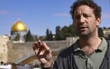 L'historien français Vincent Lemire parle lors d'une interview près du mur occidental, avec une vue sur la mosquée du Dôme du Rocher, sur le mont du Temple, à Jérusalem, le 25 janvier 2022. (Crédit : RONALDO SCHEMIDT / AFP)