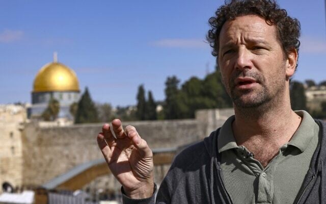 L'historien français Vincent Lemire parle lors d'une interview près du mur occidental, avec une vue sur la mosquée du Dôme du Rocher, sur le mont du Temple, à Jérusalem, le 25 janvier 2022. (Crédit : RONALDO SCHEMIDT / AFP) L'historien français Vincent Lemire parle lors d'une interview près du mur occidental, avec une vue sur la mosquée du Dôme du Rocher, sur le mont du Temple, à Jérusalem, le 25 janvier 2022. (Crédit : RONALDO SCHEMIDT / AFP)