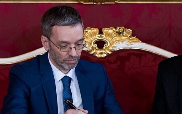 Herbert Kickl, ministre autrichien de l'Intérieur, le 18 décembre 2017. (Crédit : AFP PHOTO / VLADIMIR SIMICEK) Herbert Kickl, ministre autrichien de l'Intérieur, le 18 décembre 2017. (Crédit : AFP PHOTO / VLADIMIR SIMICEK)