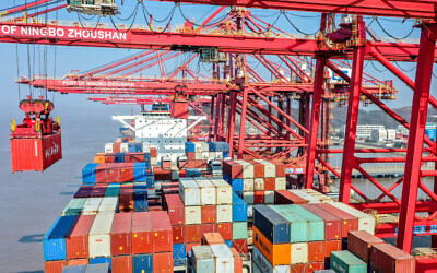 Un cargo au port de Ningbo-Zhoushan à Zhoushan, dans la province chinoise du Zhejiang, le 19 janvier 2022. (Crédit : Yao Feng/VCG via Getty Images/JTA)