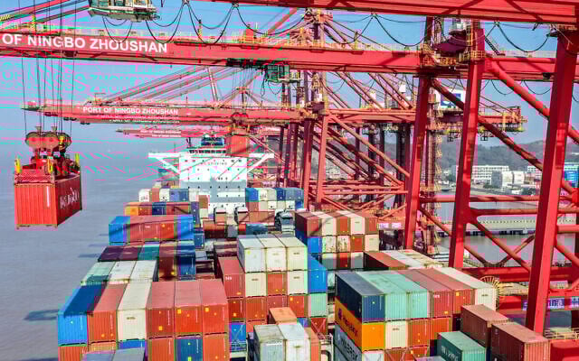 Un cargo au port de Ningbo-Zhoushan à Zhoushan, dans la province chinoise du Zhejiang, le 19 janvier 2022. (Crédit : Yao Feng/VCG via Getty Images/JTA) Un cargo au port de Ningbo-Zhoushan à Zhoushan, dans la province chinoise du Zhejiang, le 19 janvier 2022. (Crédit : Yao Feng/VCG via Getty Images/JTA)