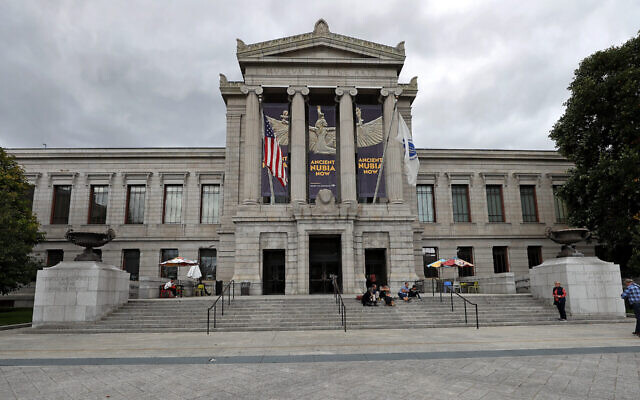 La façade du Musée des Beaux-Arts de Boston, le 12 mars 2020. (Crédit : David L. Ryan/The Boston Globe via Getty Images via JTA) La façade du Musée des Beaux-Arts de Boston, le 12 mars 2020. (Crédit : David L. Ryan/The Boston Globe via Getty Images via JTA)