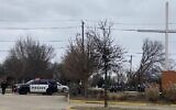 Une voiture de police à proximité de la Congregation Beth Israel, à Colleyville (Texas) où une prise d'otages est en cours, le 15 janvier 2022. (Crédit : Jessika Harkay/Star-Telegram via AP)