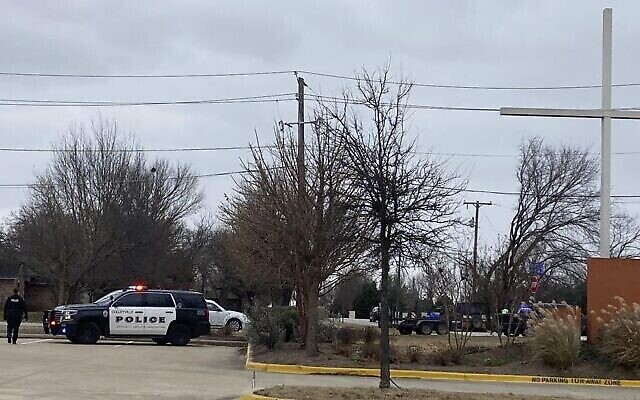 Une voiture de police à proximité de la Congregation Beth Israel, à Colleyville (Texas) où une prise d'otages est en cours, le 15 janvier 2022. (Crédit : Jessika Harkay/Star-Telegram via AP)