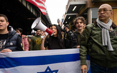 La conseillère municipale de New York Inna Vernikov mène une manifestation contre l'antisémitisme à Brooklyn, New York, le 2 janvier 2022. (Crédit : Luke Tress/Times of Israel) La conseillère municipale de New York Inna Vernikov mène une manifestation contre l'antisémitisme à Brooklyn, New York, le 2 janvier 2022. (Crédit : Luke Tress/Times of Israel)