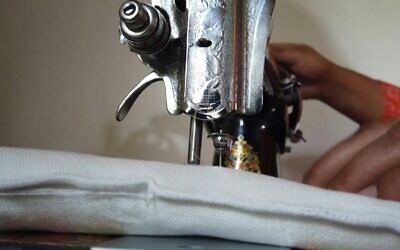 La machine à coudre de Hajra Bibi, qui crée des serviettes hygiéniques pour les Pakistanaises, à Booni, au Pakistan. (Crédit : AFPTV)