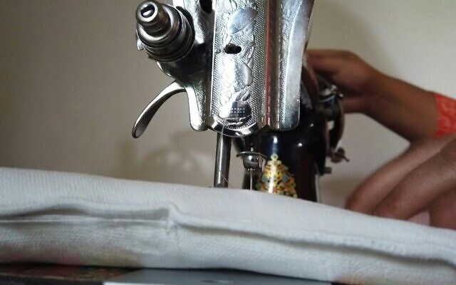 La machine à coudre de Hajra Bibi, qui crée des serviettes hygiéniques pour les Pakistanaises, à Booni, au Pakistan. (Crédit : AFPTV) La machine à coudre de Hajra Bibi, qui crée des serviettes hygiéniques pour les Pakistanaises, à Booni, au Pakistan. (Crédit : AFPTV)