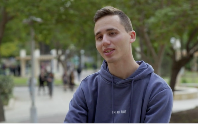 Israel Amir interviewé par Uvda, la Douzième chaîne, dans un reportage diffusé le 30 décembre 2021. (Crédit : capture d'écran/Channel 12)