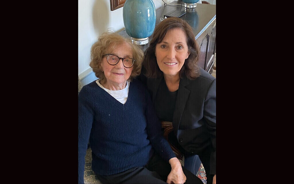 Anna Salton Eisen, membre de la Congrégation Beth Israel à Colleyville, Texas, avec sa mère, Ruth Salton, une survivante de la Shoah. Anna et Ruth ont toutes deux assisté virtuellement à la prise d'otages de leur synagogue le 15 janvier 2022, une semaine avant le 100e anniversaire de Ruth. (Crédit : avec l'aimable autorisation d'Anna Salton Eisen via JTA)